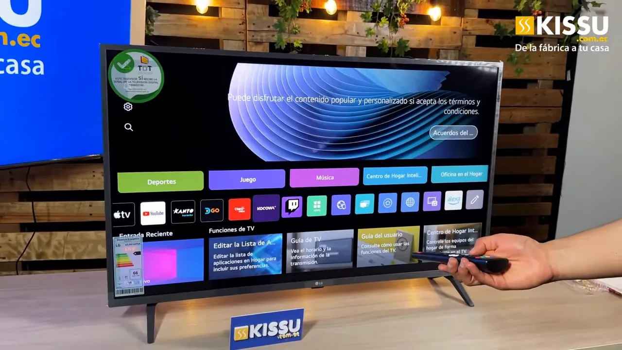 Smart TV LG Full HD em funcionamento navegando pelo sistema webOS