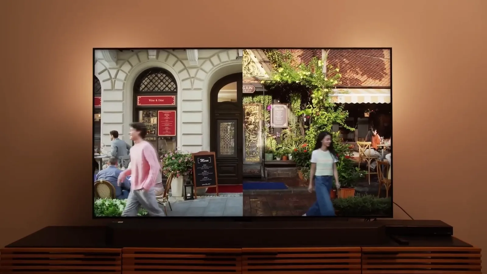 Smart TV sobre móvel exibindo folhagens e céu em alta definição