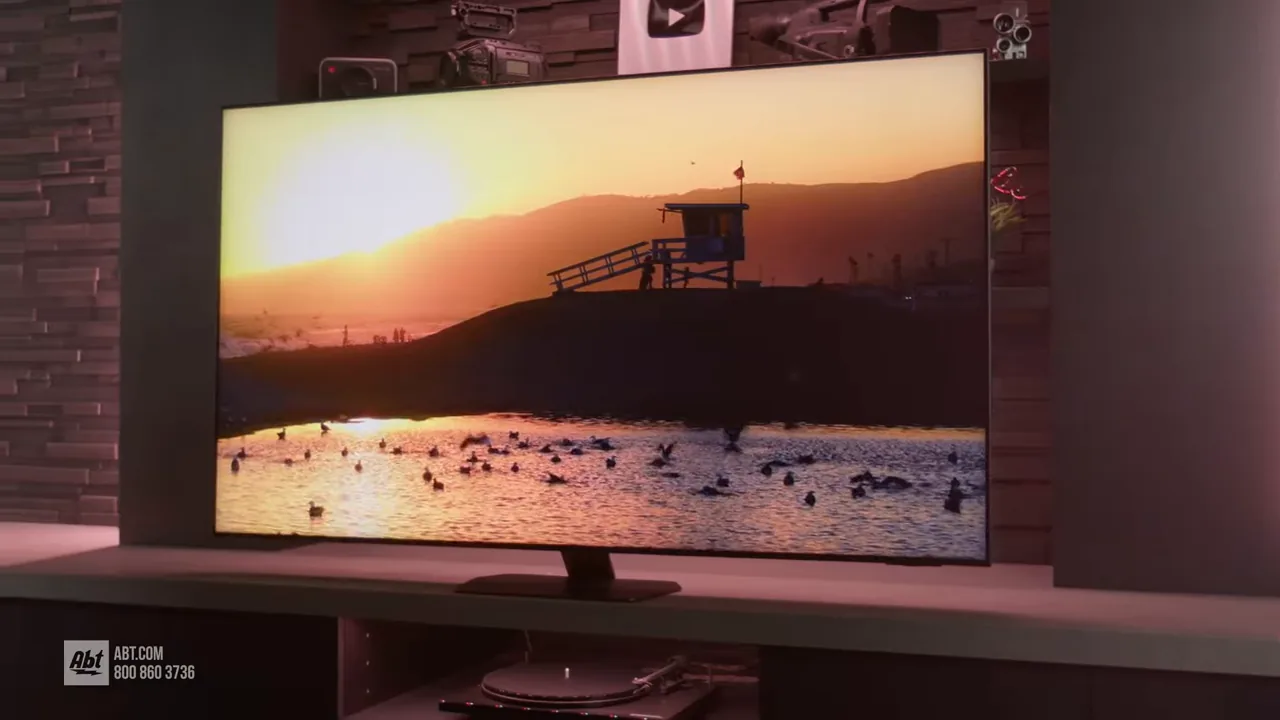 Smart TV reproduzindo imagens de praia com alto nível de detalhe
