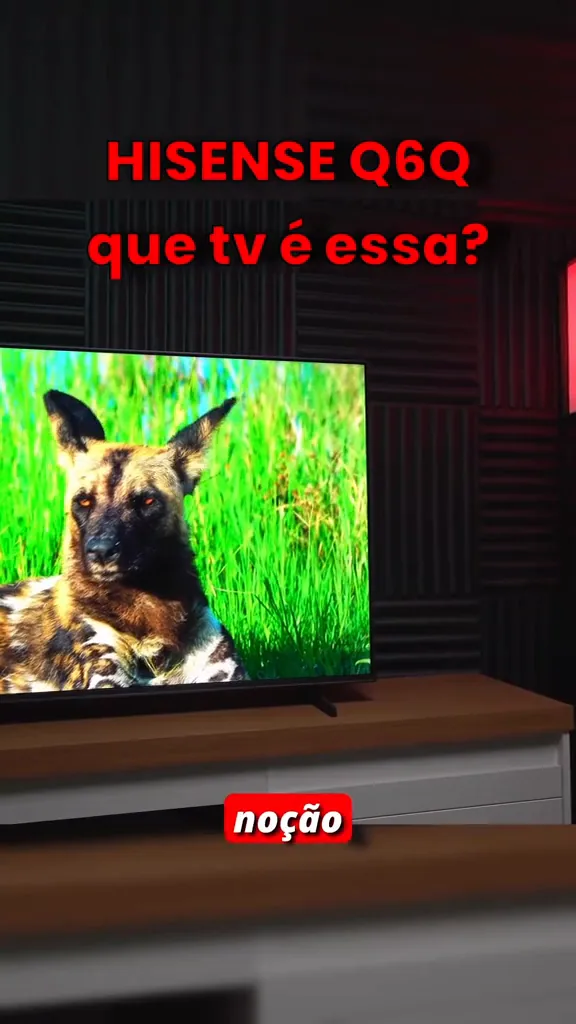 Smart TV Hisense Q6Q exibindo imagem colorida com alto contraste