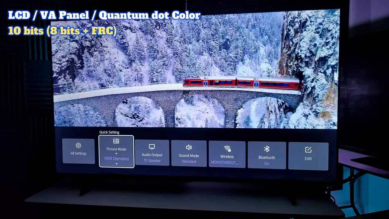 Smart TV reproduzindo vídeo em alta definição com trem na neve