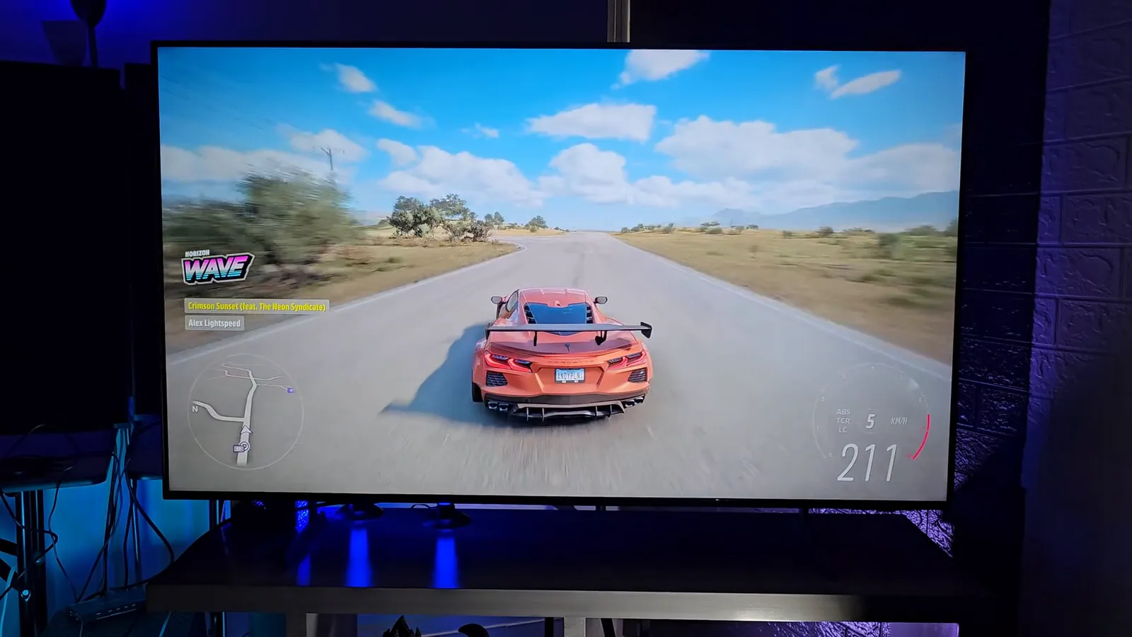 Smart TV Samsung QEF1 exibindo jogo de corrida em alta definição