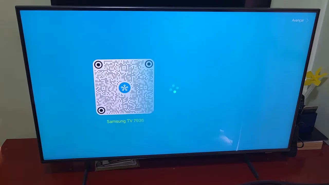 Smart TV Samsung exibindo animação de pareamento na tela inicial