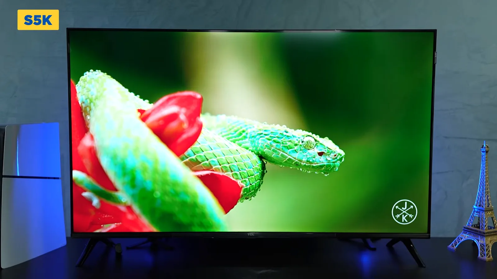 Smart TV TCL S5K exibindo imagem com cores vivas e contrastadas