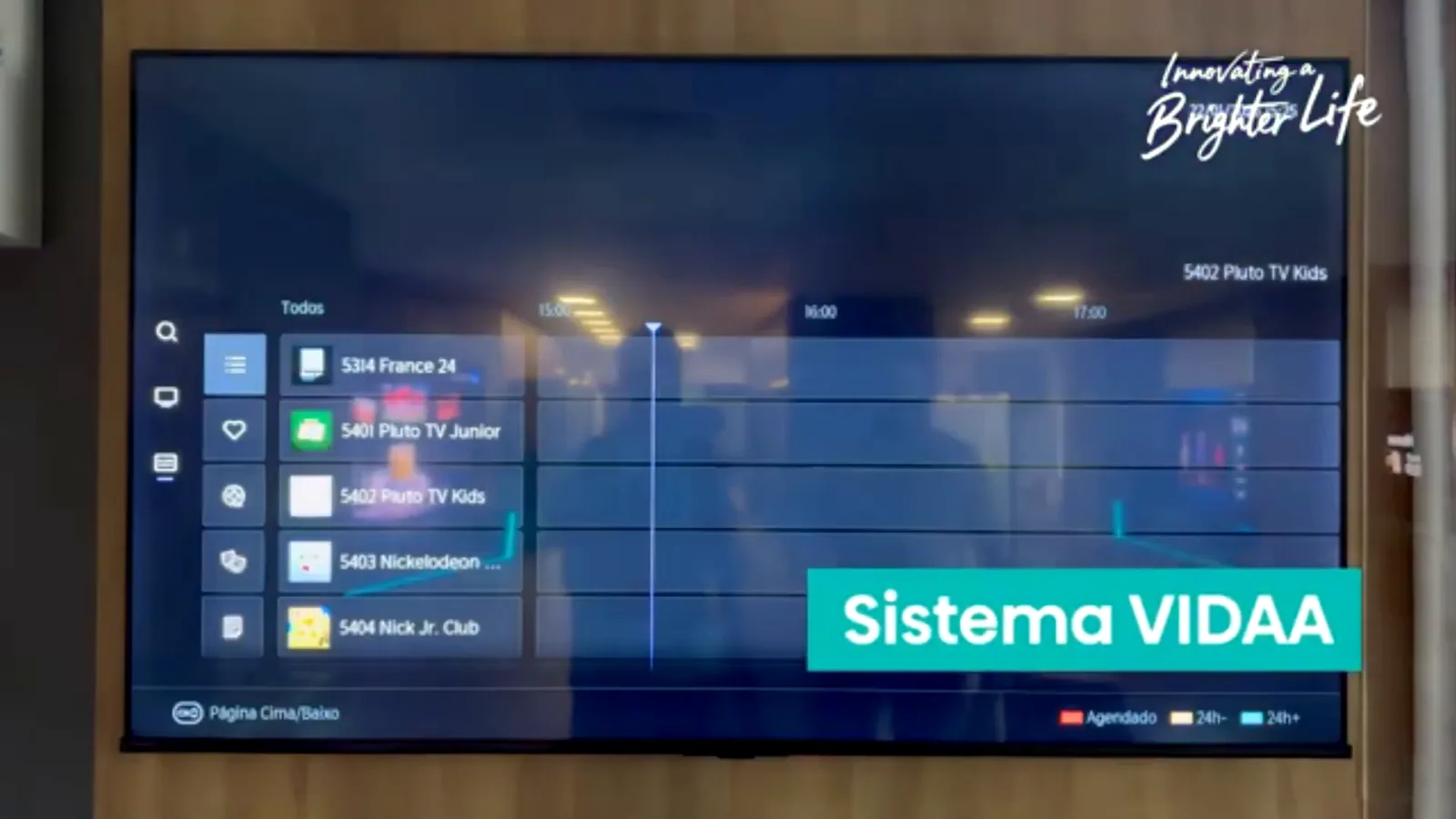 Smart TV Hisense exibindo a grade de canais no sistema VIDAA