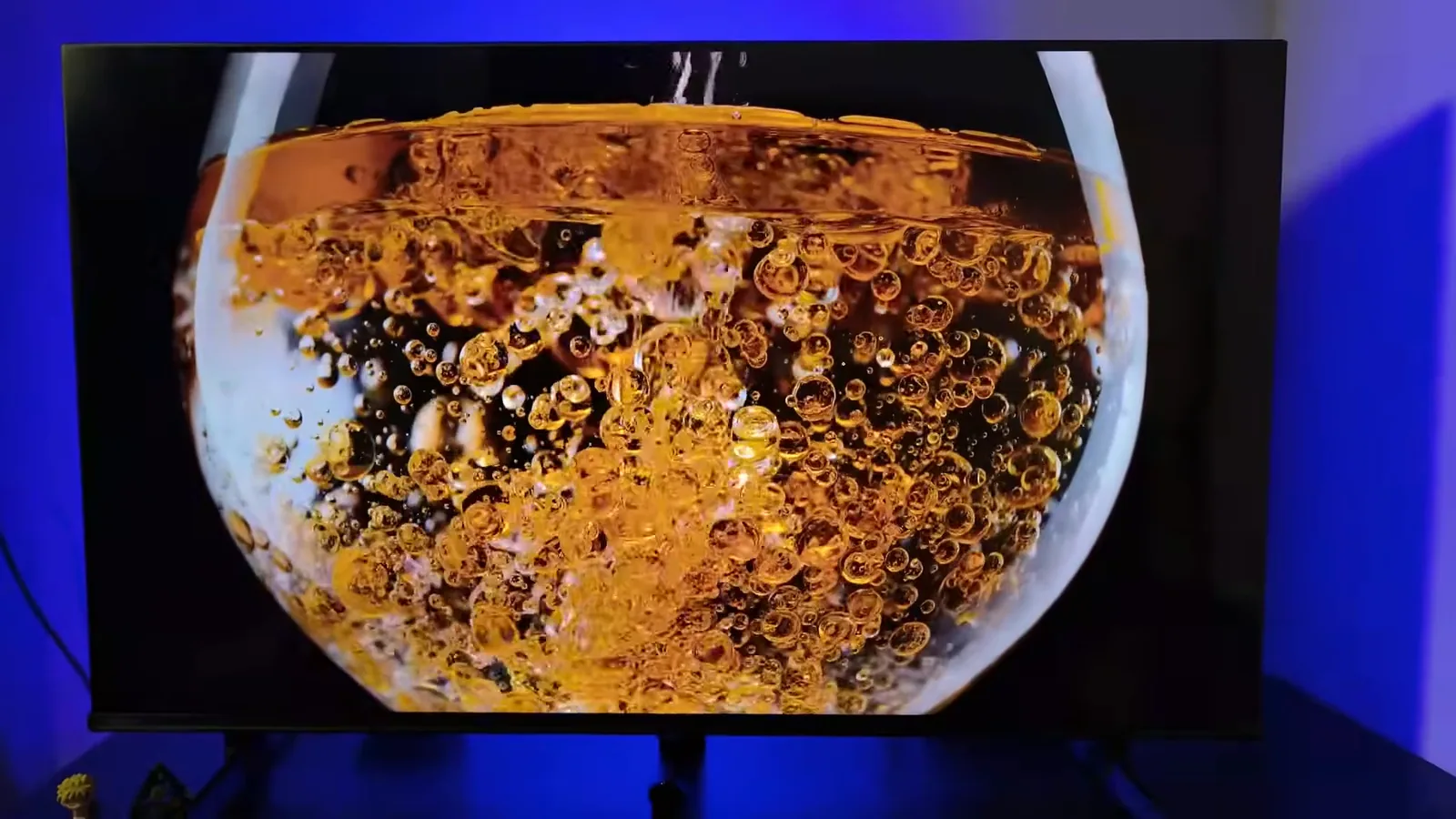 Smart TV Hisense Q6Q exibindo imagem colorida com alto nível de detalhe