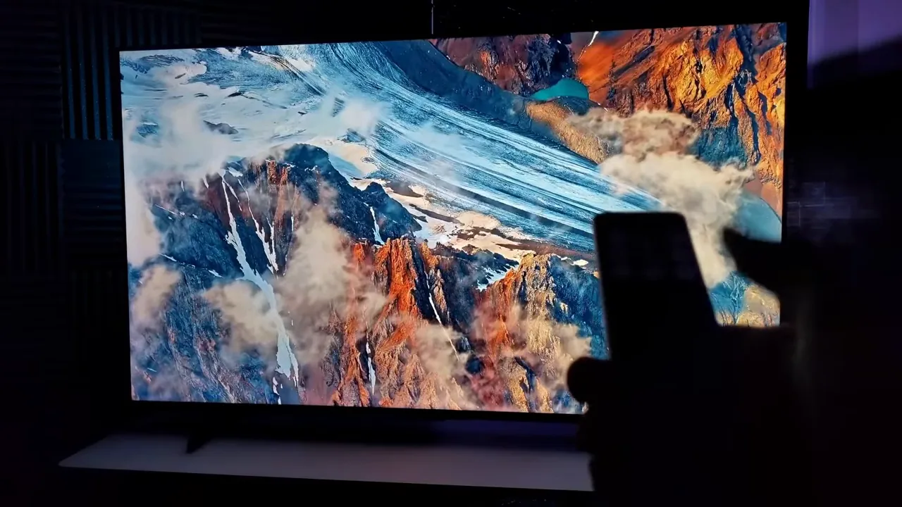 Smart TV exibindo vídeo de paisagem montanhosa com cores equilibradas