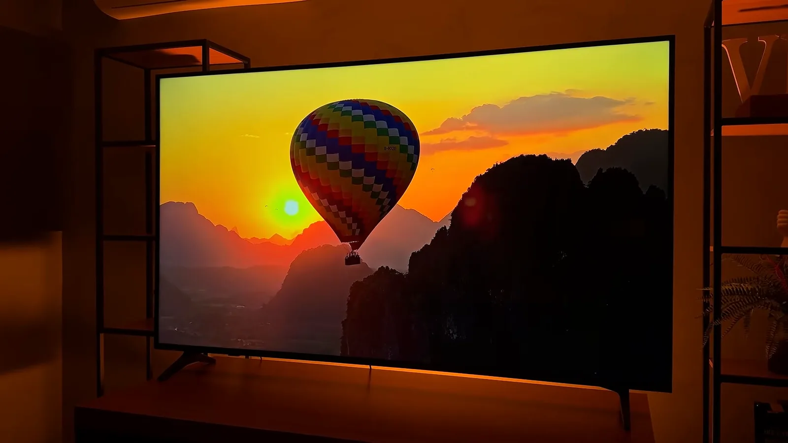 Painel da Smart TV LG QNED73 reproduzindo cena de pôr do sol