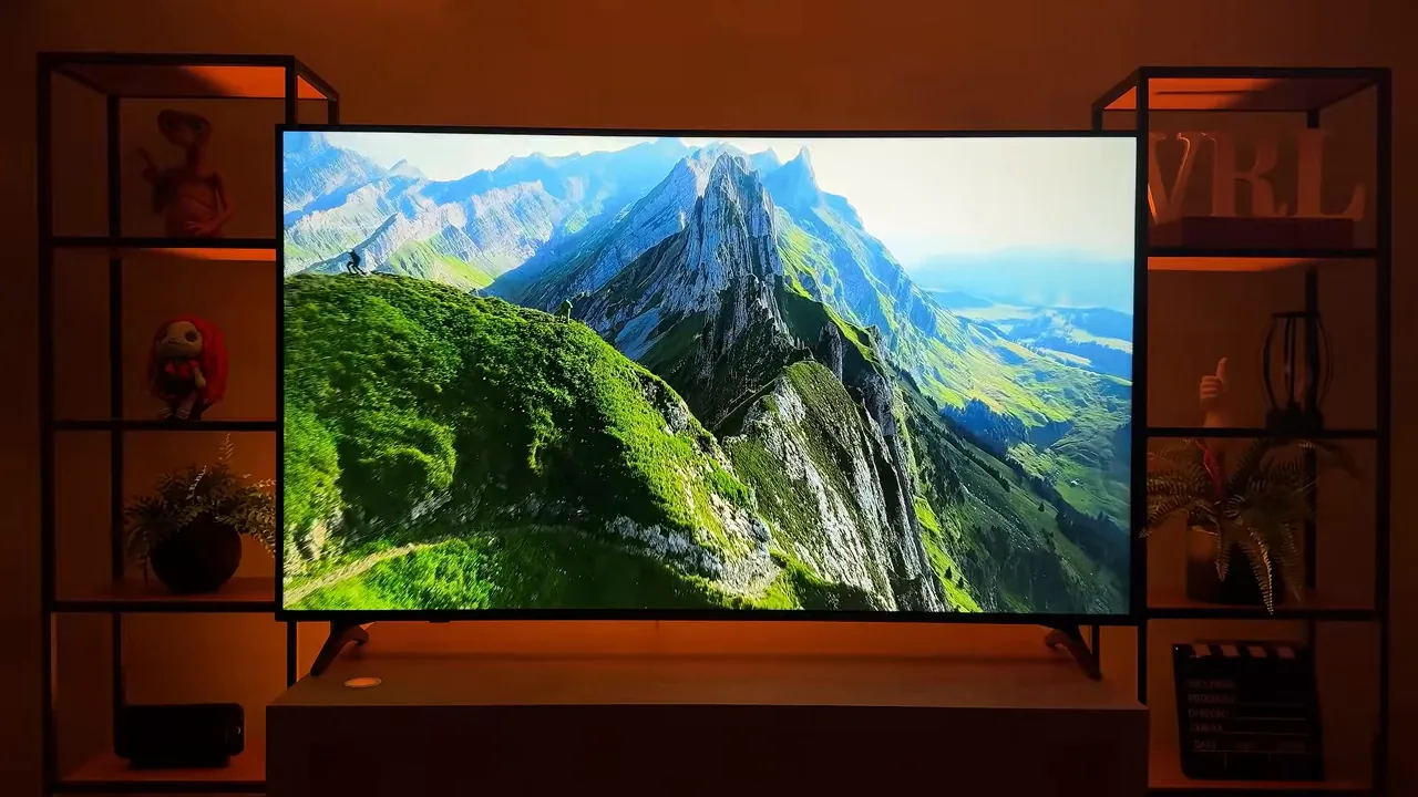 Smart TV LG QNED73 reproduzindo vídeo de paisagem em alta definição
