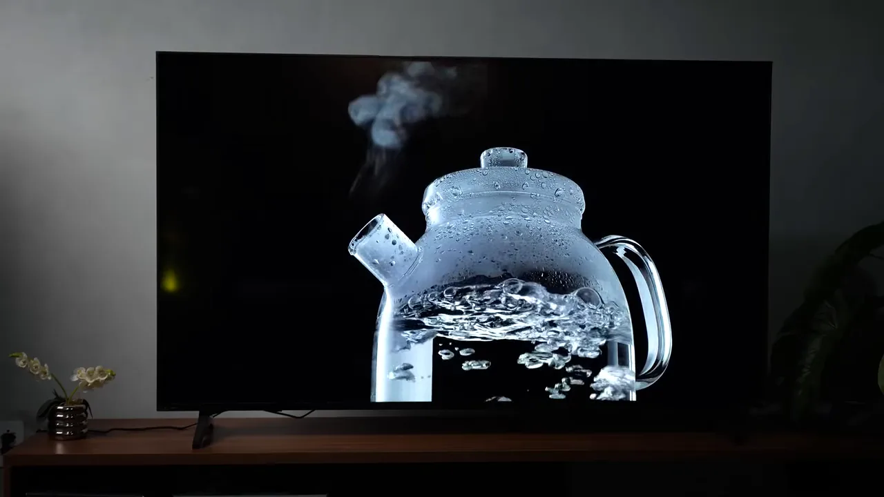 Smart TV reproduzindo vídeo em alta definição com vapor e água fervente