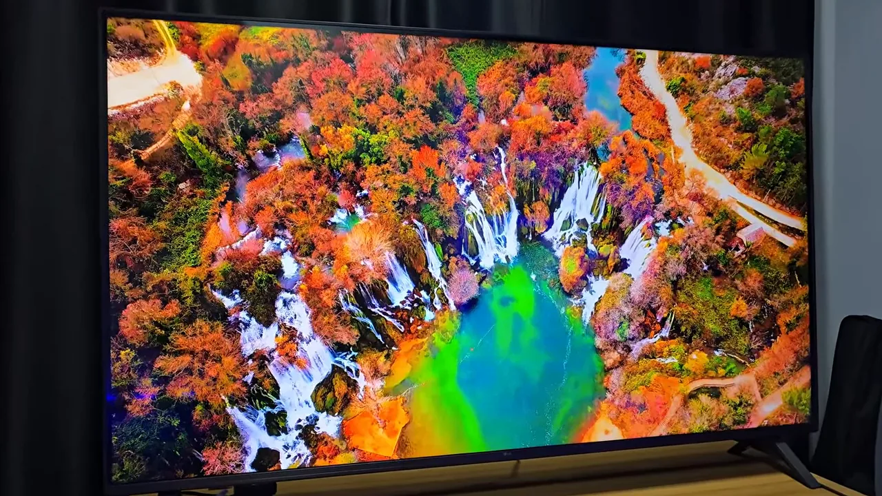 Smart TV LG UA85 exibindo vídeo de cachoeira com cores vibrantes