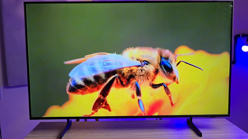 Smart TV Samsung Crystal UHD exibindo cena de abelha em alta definição