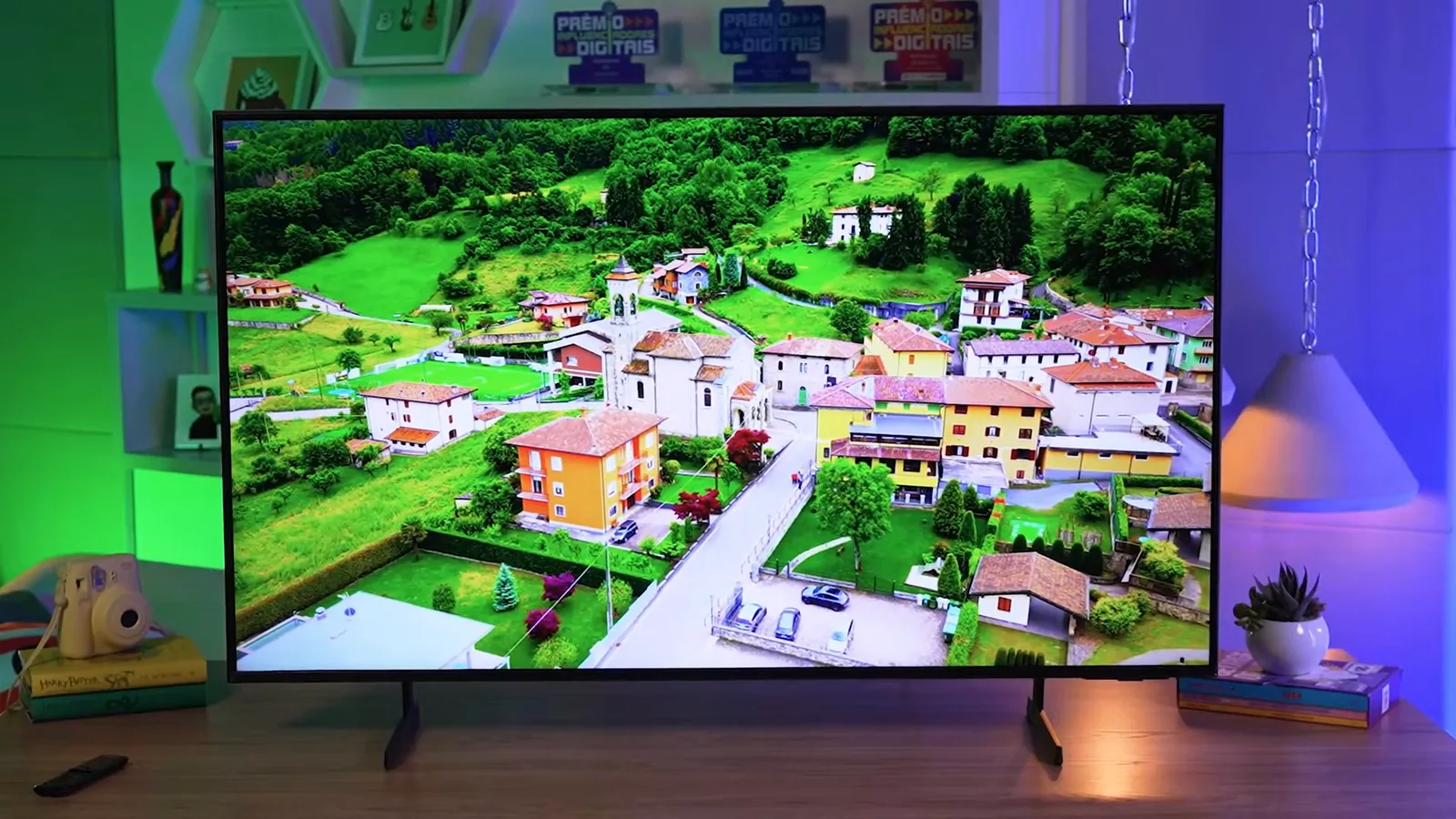 Smart TV Samsung Crystal UHD exibindo imagem de paisagem em resolução 4K