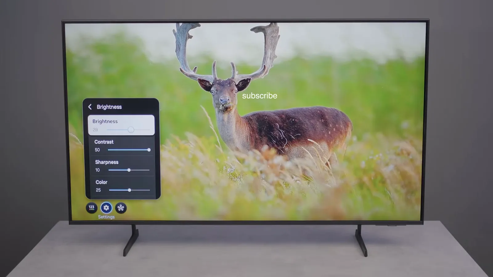 Smart TV Samsung Q7F exibindo vídeo da natureza com menu de ajustes