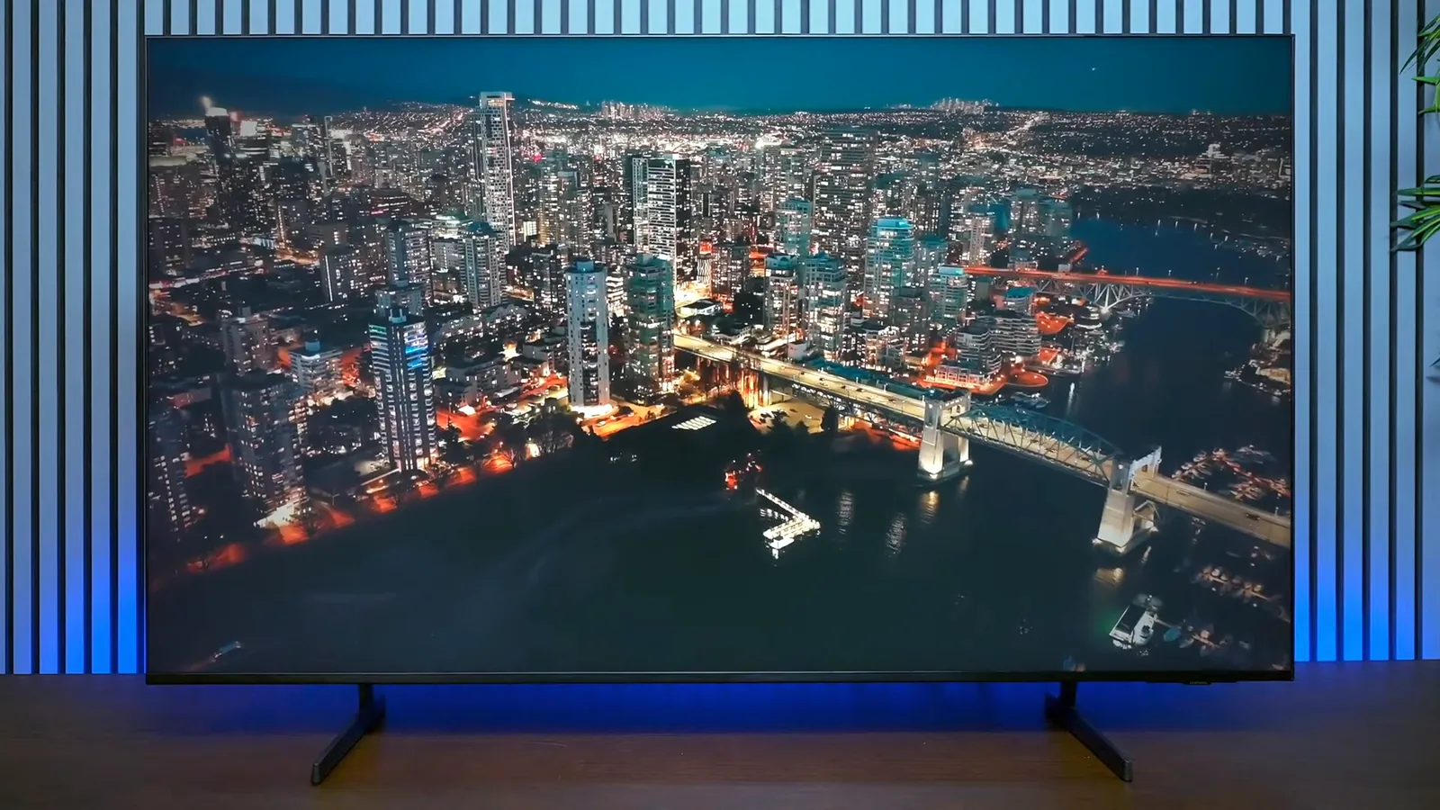 Televisor exibindo vista aérea de cidade iluminada durante a noite
