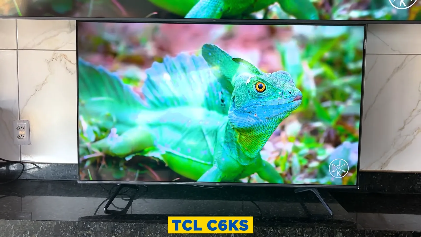 Smart TV TCL C6KS exibindo réptil com cores vivas