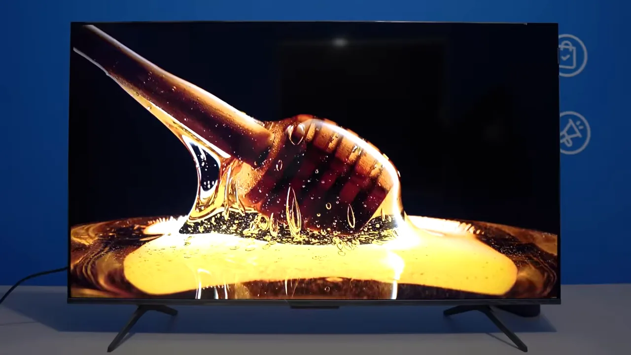 Smart TV TCL C6KS exibindo vídeo demonstrativo com alto brilho