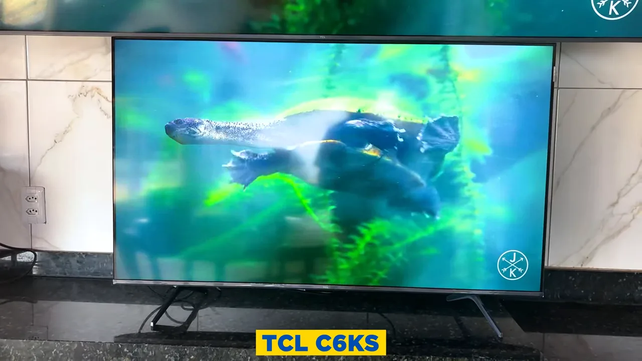 Smart TV TCL C6KS reproduzindo vídeo de tartaruga com alto brilho