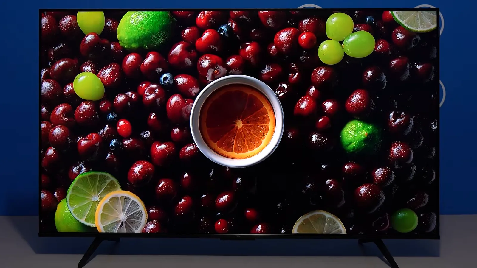 Smart TV reproduzindo imagens de frutas com cores vivas e ricas