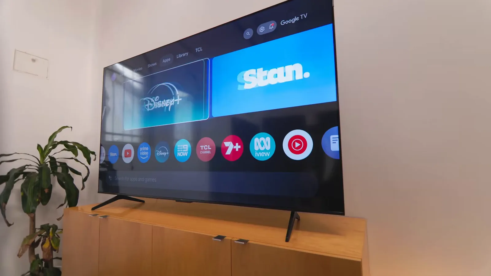 Smart TV TCL P7K ligada exibindo aplicativos na sala