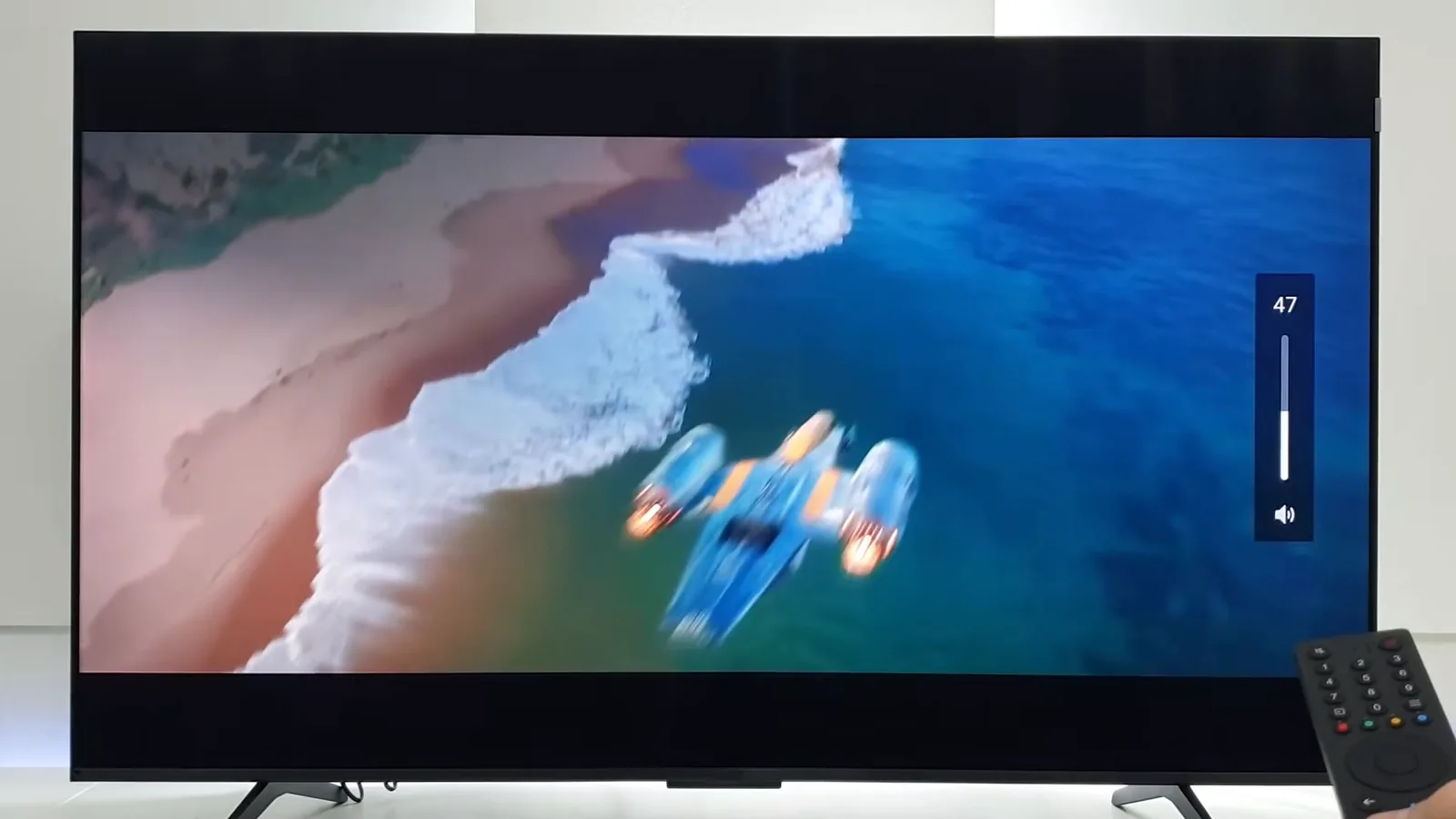 Televisor exibindo vídeo em alta definição com ajuste de volume ativo
