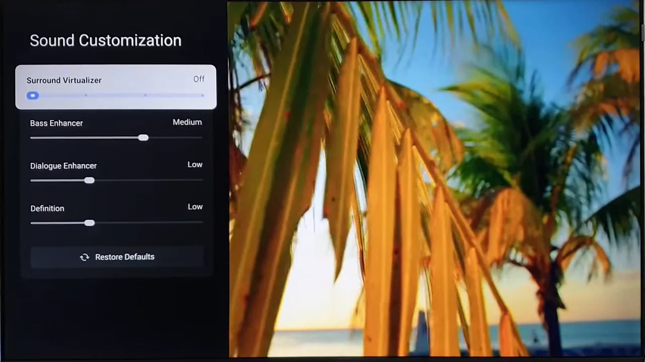 TV ajustando configurações sonoras enquanto exibe vídeo de ondas do mar