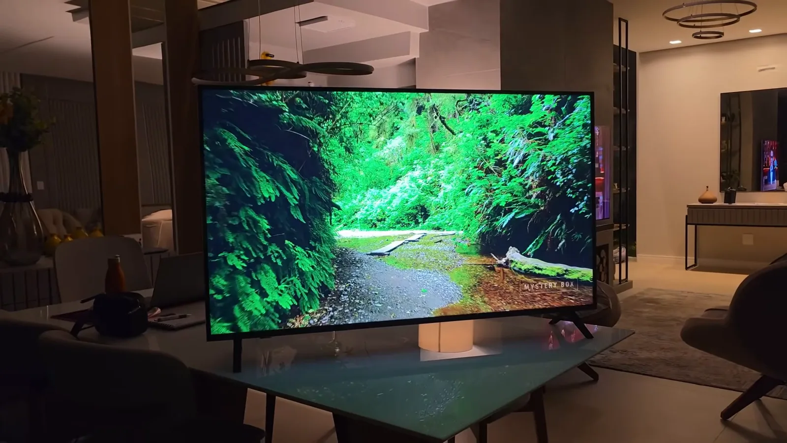 Smart TV LG UA85 reproduzindo paisagem litorânea com iluminação equilibrada