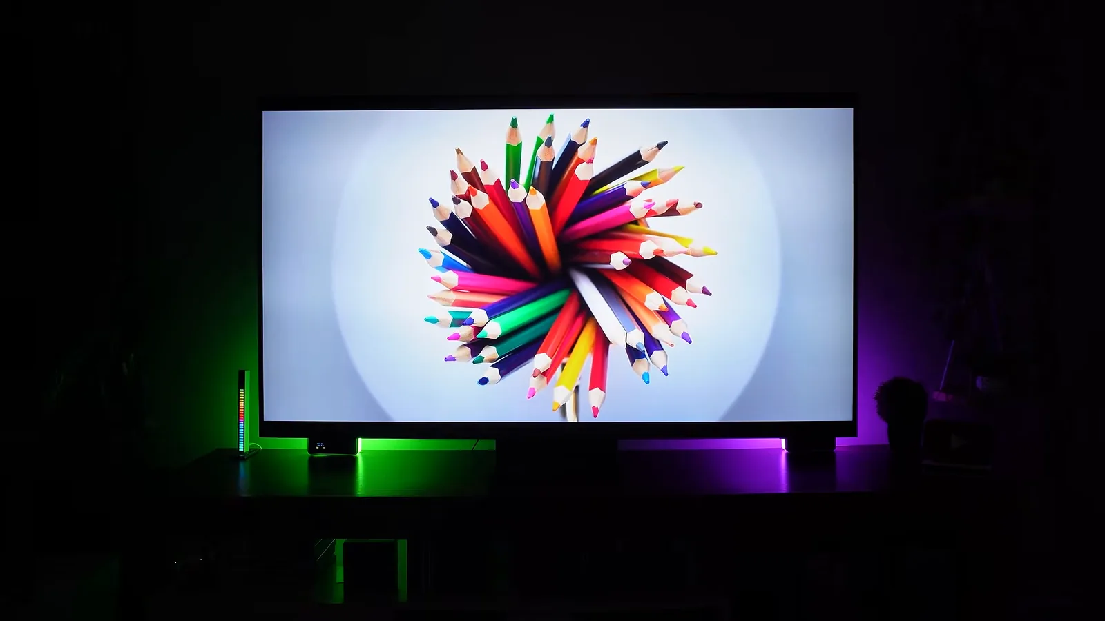 Smart TV Neo QLED exibindo imagem colorida com iluminação ambiente