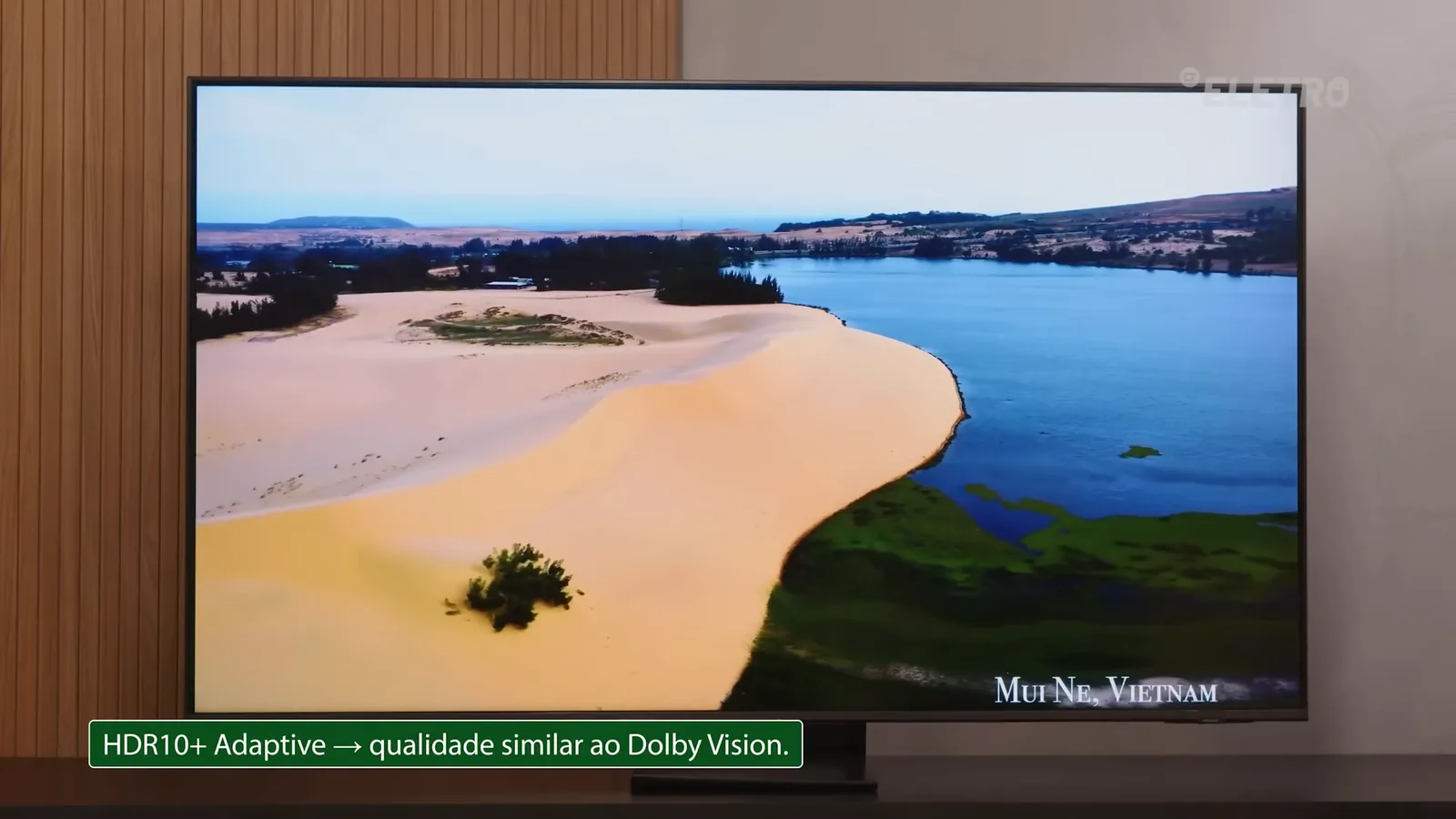 Smart TV 55 polegadas reproduzindo paisagem costeira com alto contraste