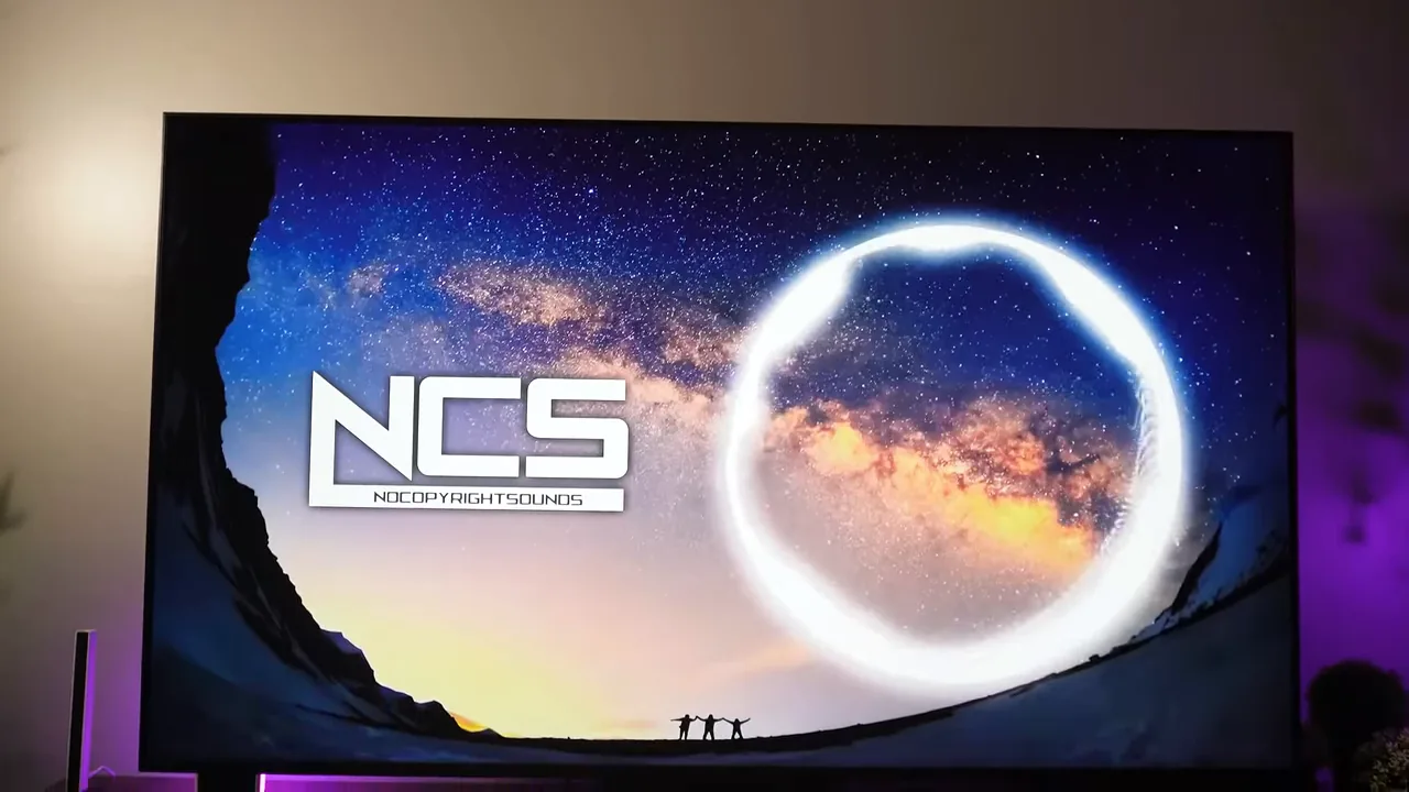 Smart TV Samsung reproduzindo animação gráfica com tela bem iluminada