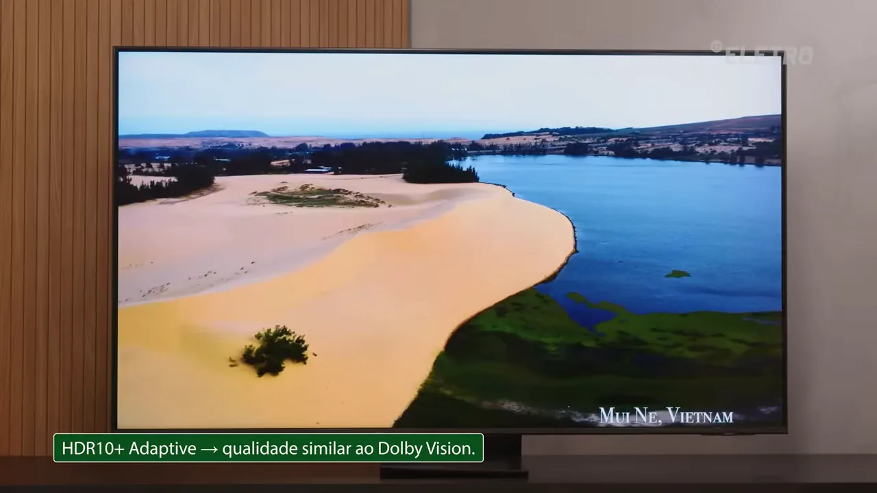 Smart TV Samsung reproduzindo vídeo de paisagem litorânea com alta definição