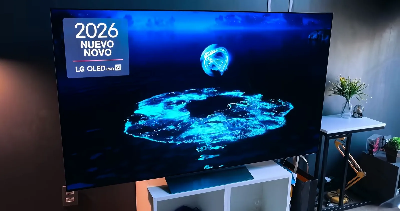 Smart TV LG OLED C6 exibindo cena noturna com alto contraste