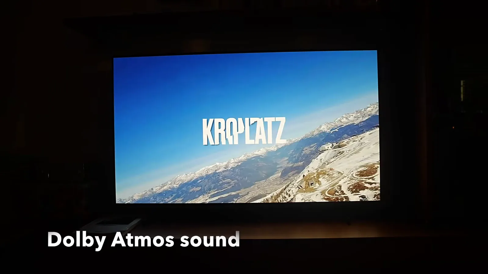 Smart TV Samsung OLED ligada exibindo paisagem em alta definição