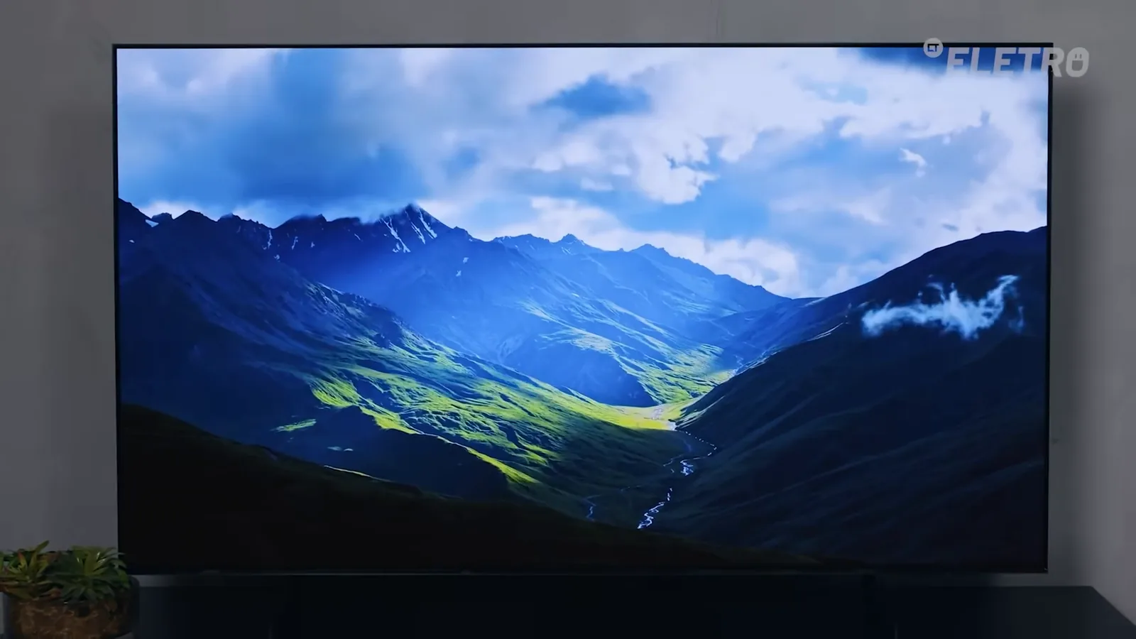 TV OLED exibindo paisagem montanhosa com cores vivas e alta definição