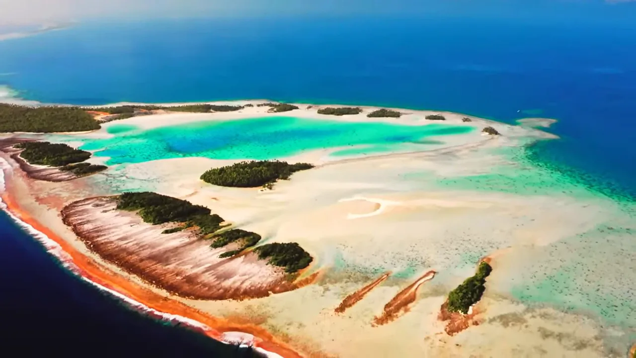 TV Samsung S85F exibindo filmagem aérea de ilha tropical e mar