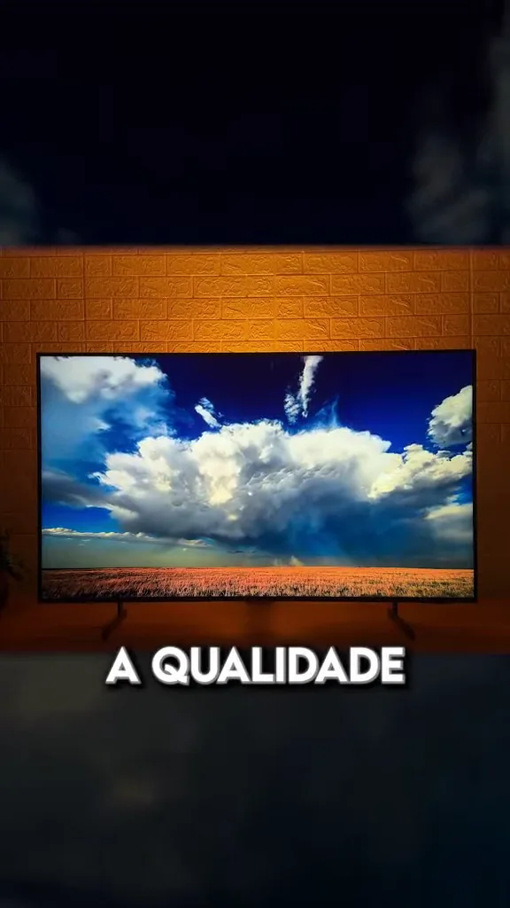 Smart TV Samsung QEF1 reproduzindo vídeo com nuvens volumosas e iluminação traseira ambiente