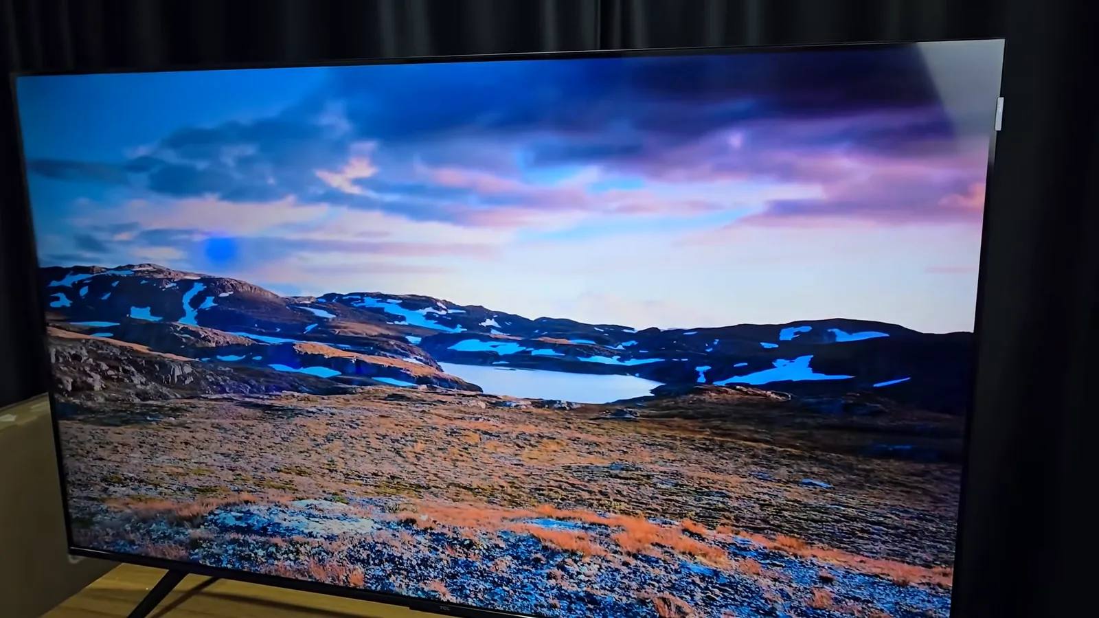 Smart TV TCL P7K ligada exibindo cenário natural em alta resolução