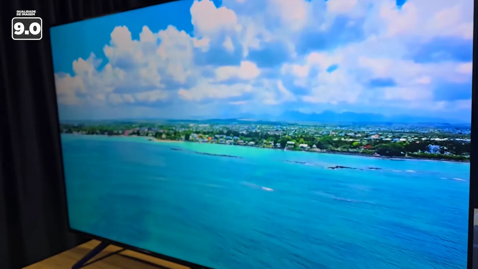Smart TV TCL P7K exibindo paisagem costeira com grande fidelidade de cores