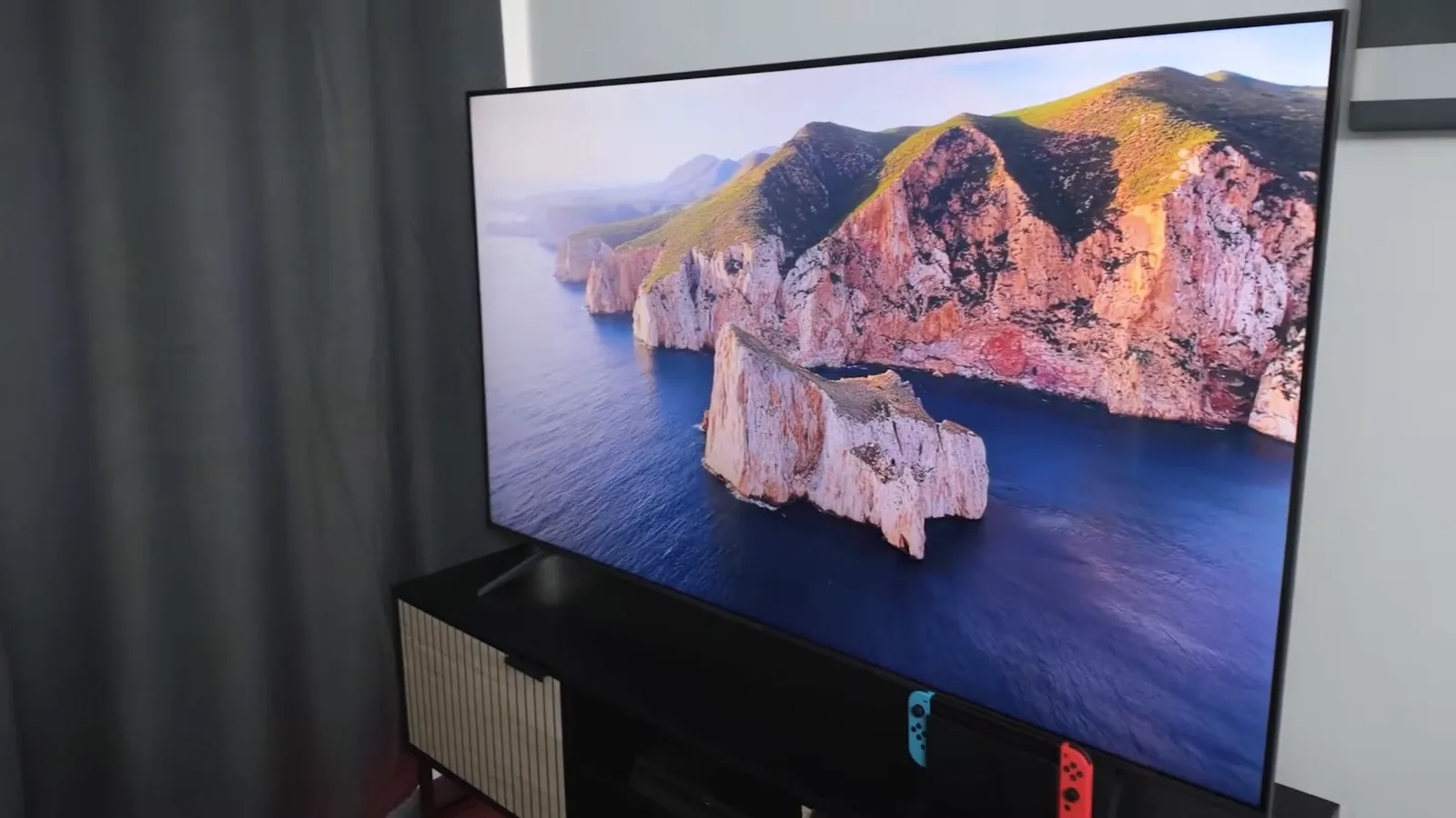 Smart TV TCL C6K exibindo paisagem litorânea com cores vivas