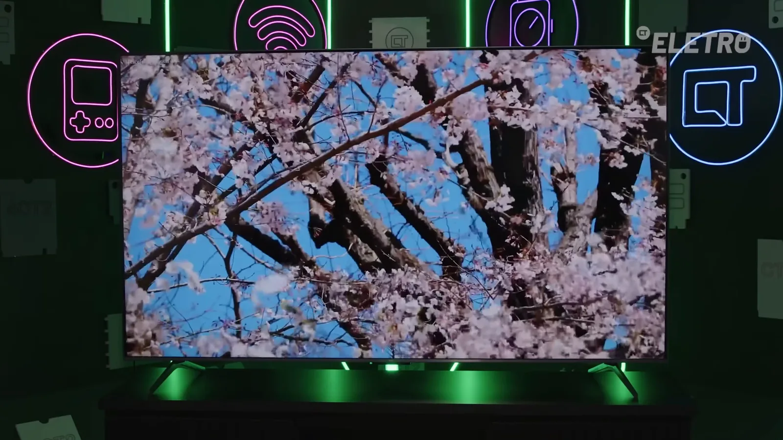 Smart TV TCL C6K exibindo cena da natureza com flores