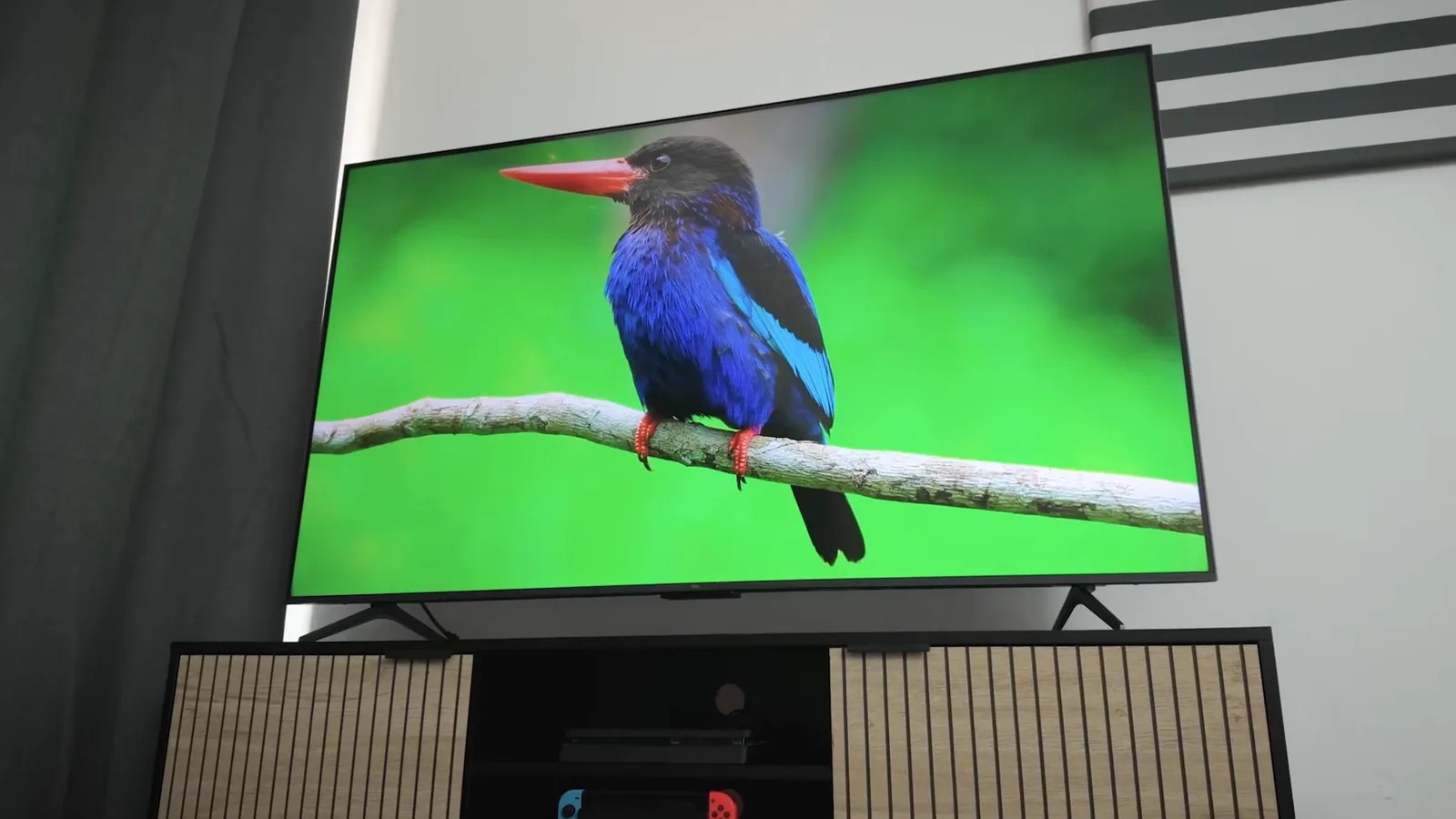 Tela QD-Mini LED da TCL C6K reproduzindo imagem com alto brilho