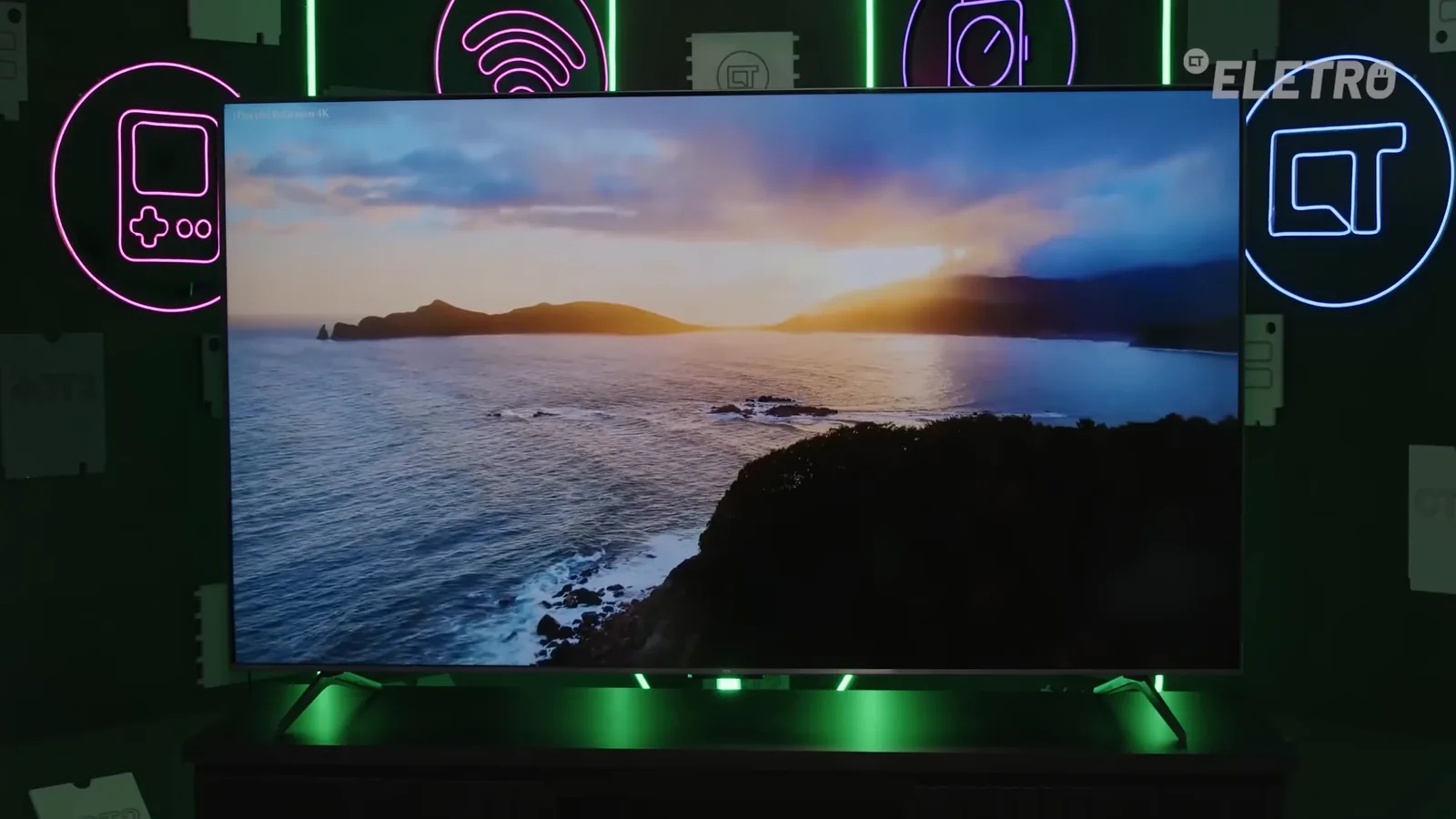 Tela da Smart TV TCL C6K reproduzindo paisagem ao pôr do sol