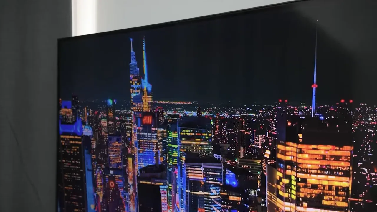 Smart TV TCL C6K exibindo contraste profundo em cena urbana noturna