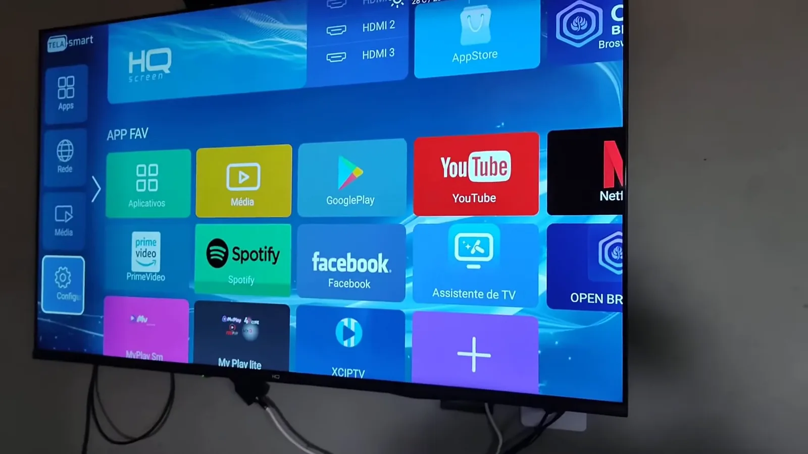 Tela inicial com grade de aplicativos instalados na Smart TV HQ