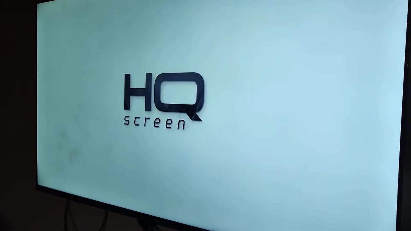 Smart TV HQ de sessenta polegadas ligando com logotipo na tela