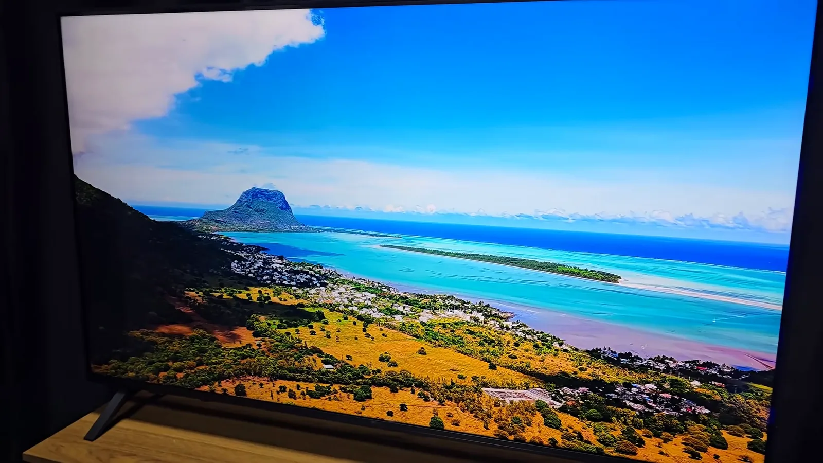 Smart TV LG exibindo paisagem de praia tropical em alta resolução