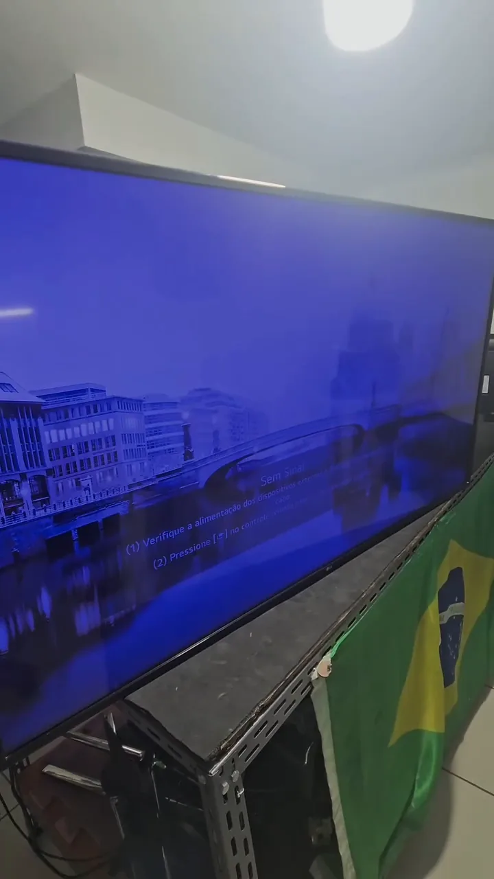 Smart TV LG 60UN7310 com tonalidade azulada na imagem