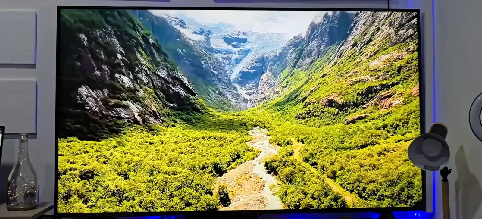Painel 4K da TV exibindo imagens nítidas de paisagem natural