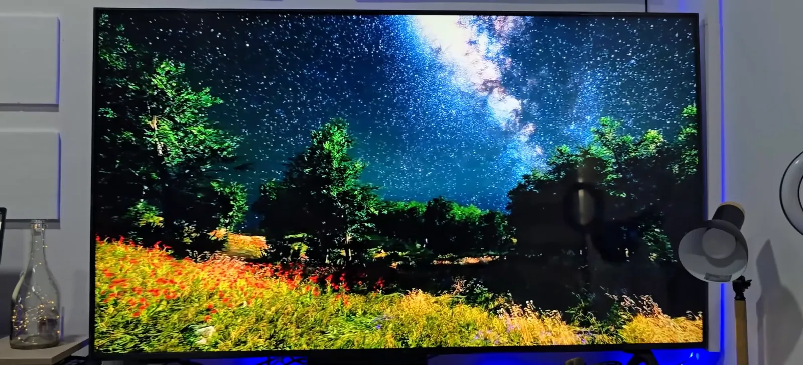 Smart TV 60 polegadas exibindo paisagem noturna com alta fidelidade de cores