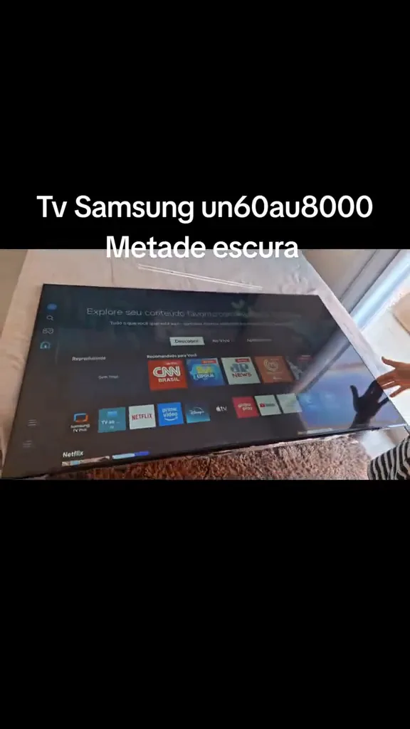 Tela ligada da Smart TV Samsung Crystal UHD exibindo o sistema Tizen